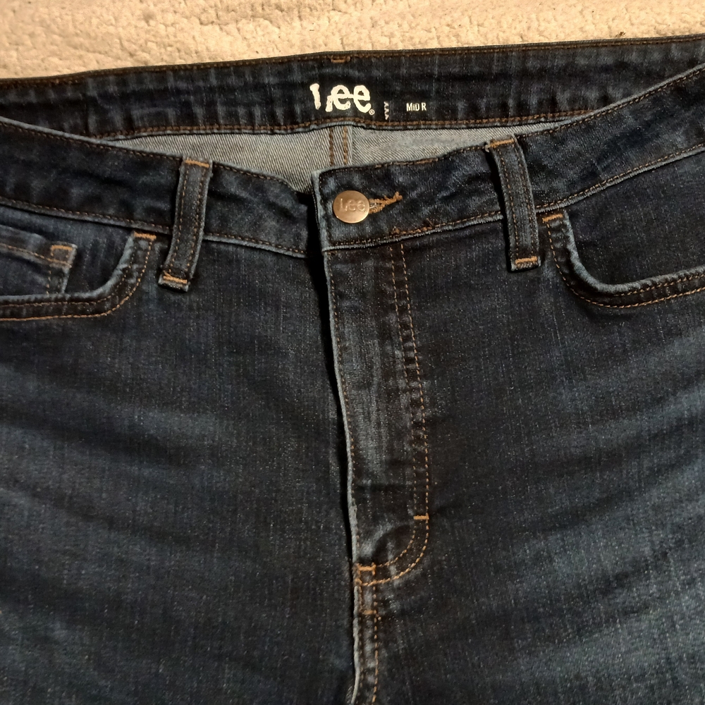 Lee Woman's Dark Blue Relaxed Jeans, size 16M